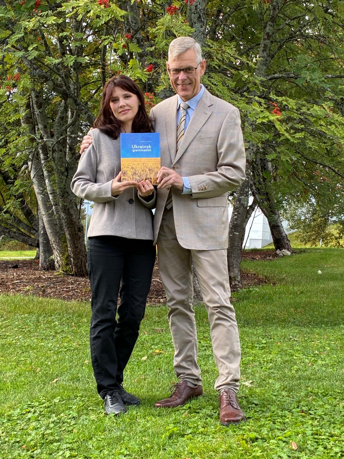 - Yuliia Palii (t.v.), lingvist og spr&aring;kpedagog med doktorgrad og undervisningserfaring fra Sevastopol p&aring; Krym, kom som flyktning til Troms&oslash; og lurte p&aring; om vi hadde bruk for henne p&aring; UiT. Det hadde vi, forteller professor Tore Nesset (t.h.)